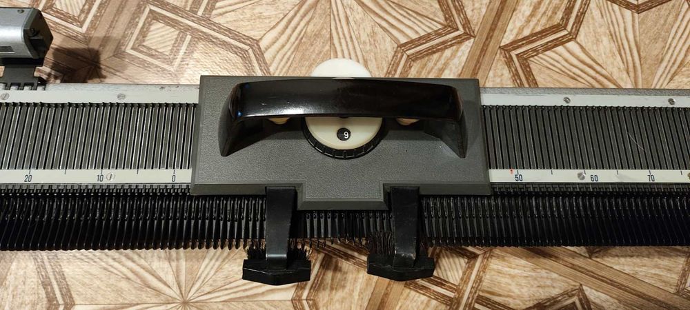 Продам вязальную машинку АDA  производство Польша