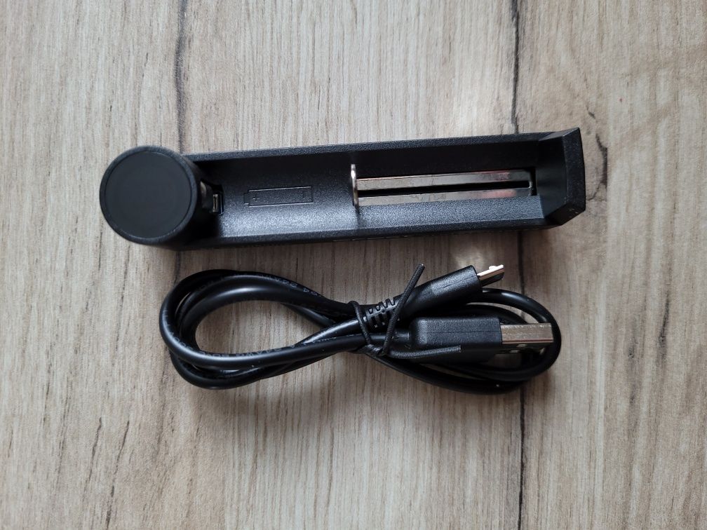 Ładowarka Efest Slim K1