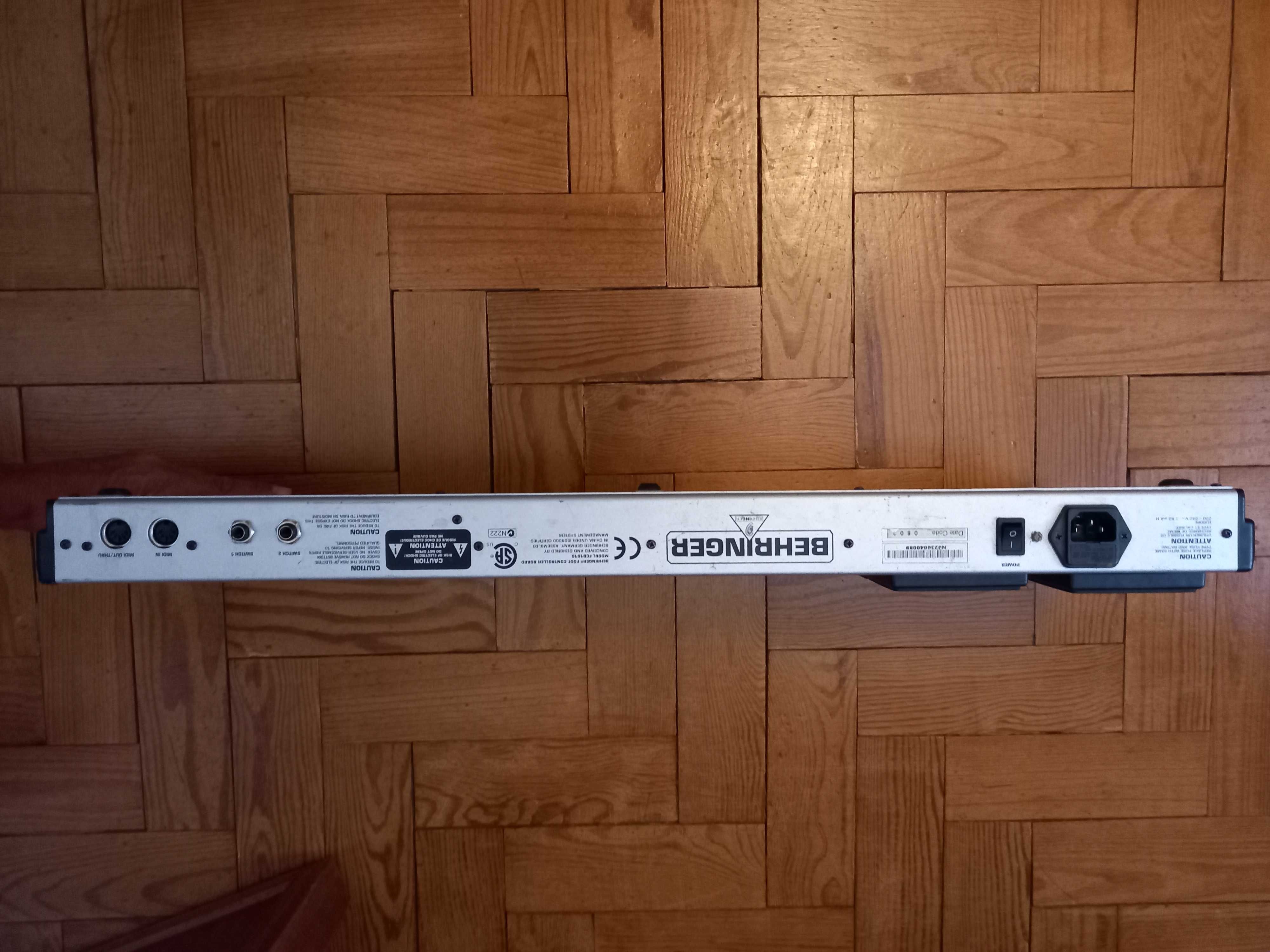 Behringer FCB1010 Pedaleira MIDI