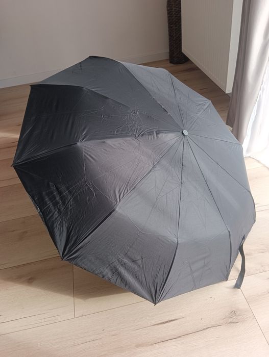 Nowy czarny parasol