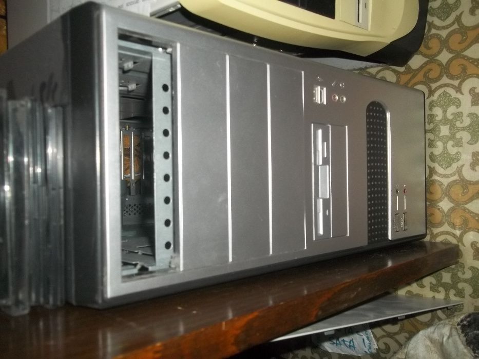 корпус компьютер (775 4 ядра 4 гигабайта . intel Q6600 4 GB RAM video
