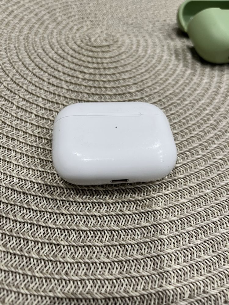 Оригінальні airpods pro with magsafe charging case ( mlwk3)