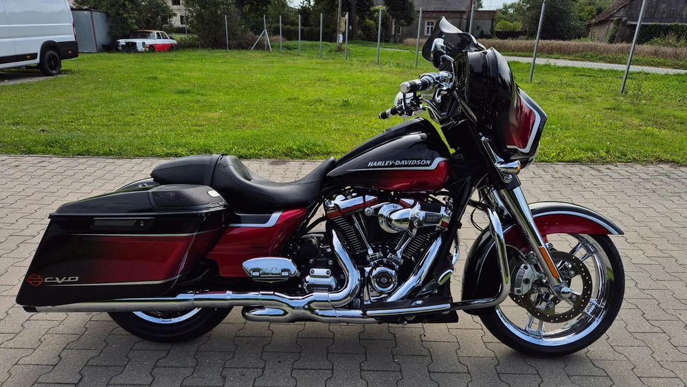 Harley-Davidson CVO Street Glide Street Glide CVO FLHXSE road glide