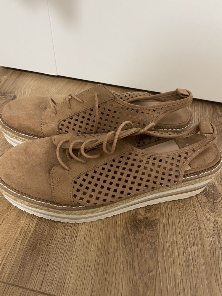 Zamszowe buty na platformie 5,5 cm