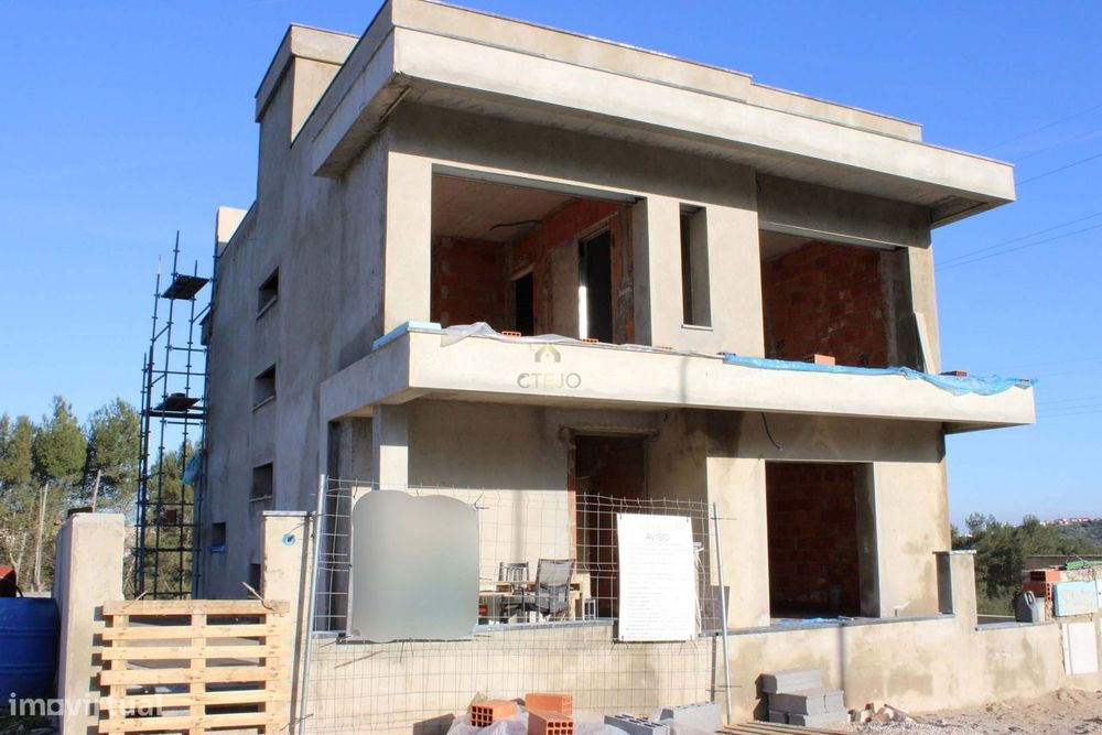 Moradia T4 (3 suites) com PISCINA e ROOFTOP num REFÚGIO de LUXO na NAT