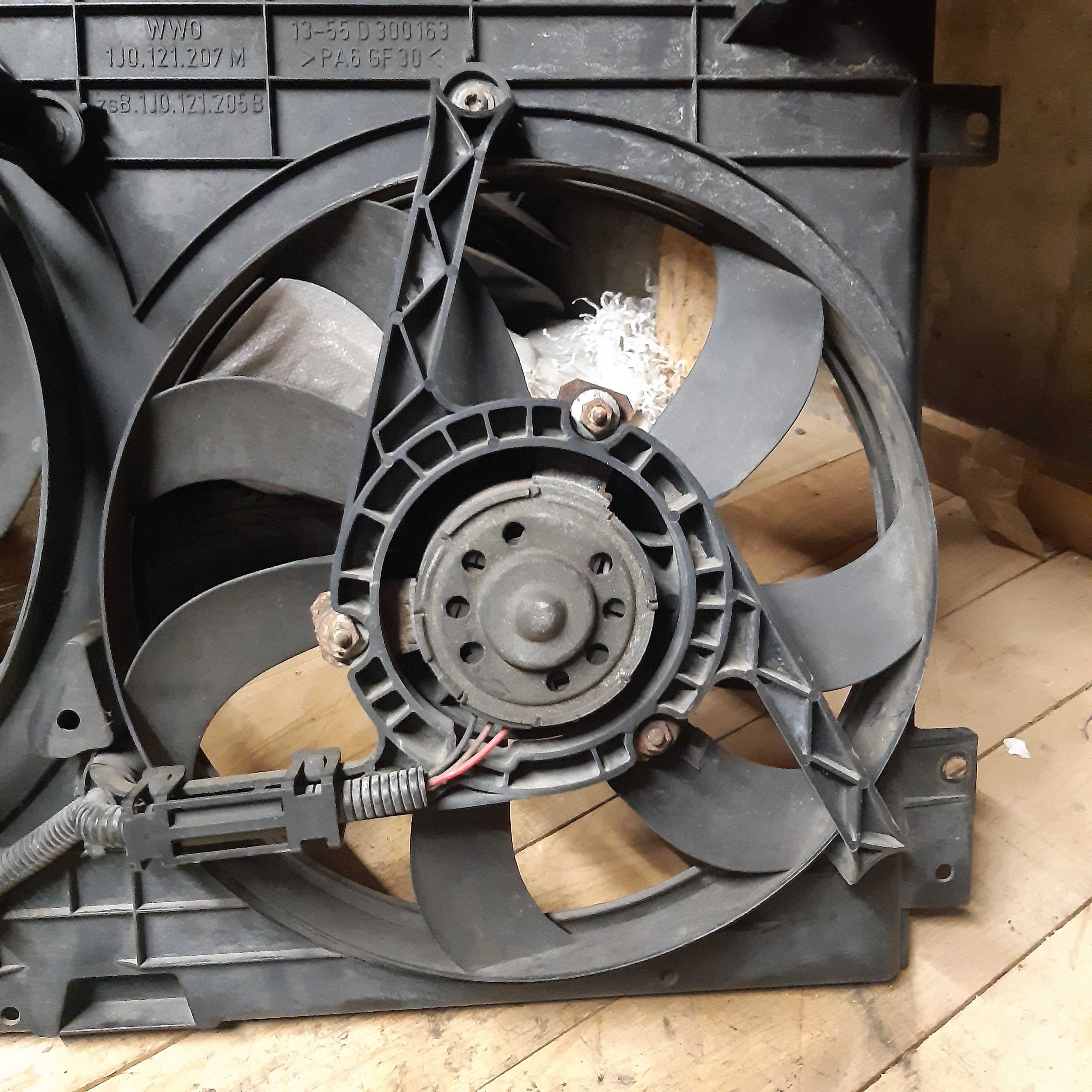 Вентилятор радиатора кондиционера в сборе VW GOLF IV  1J0121207M
