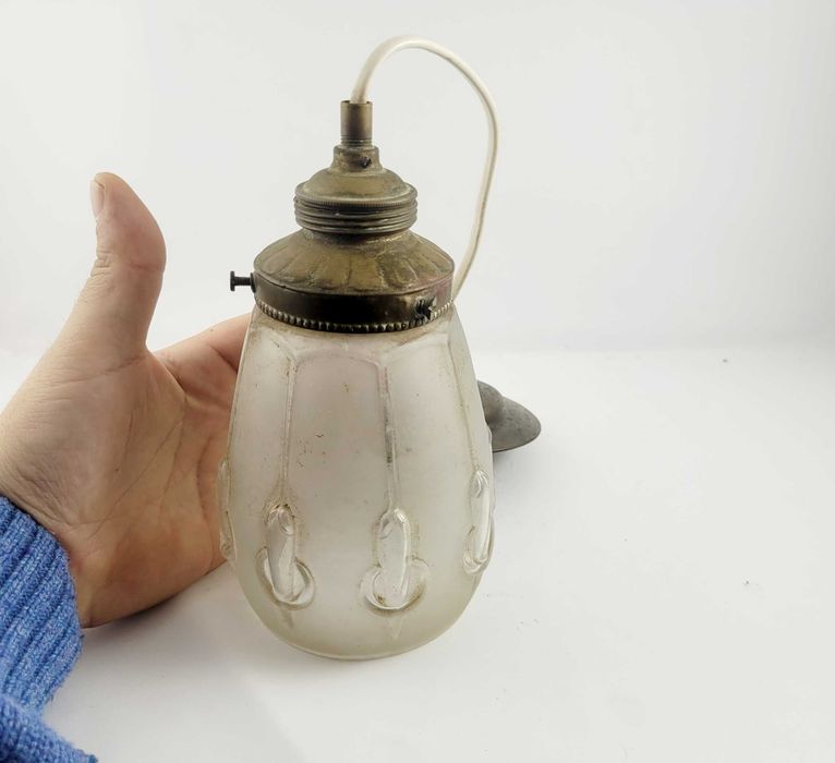 Stara lampa sufitowa z mosiężną oprawką i porcelanką – długość 42 cm