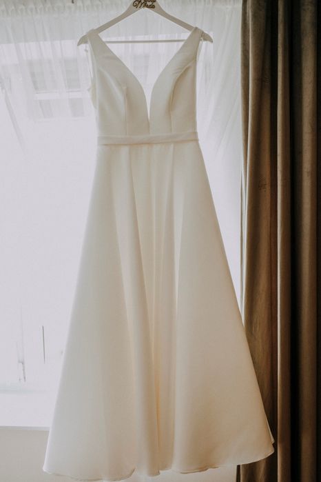 Klasyczna, gładka suknia ślubna