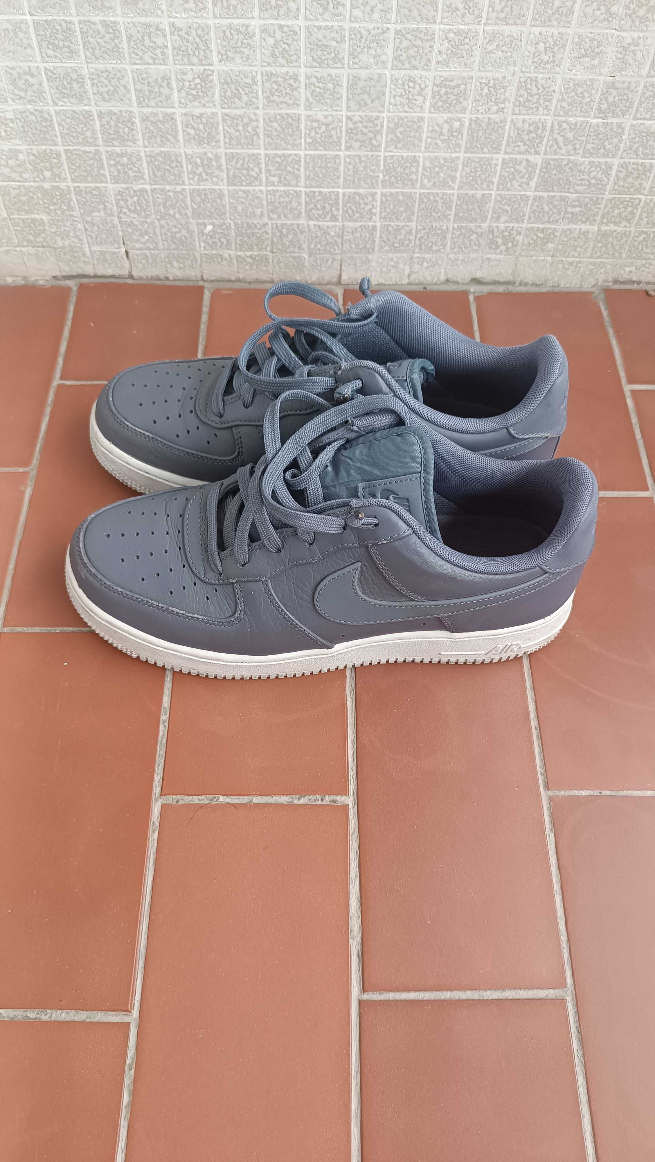 Nike Air Force, Cor Cinzento