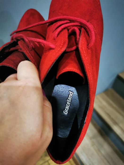 Czerwone buty na obcasie