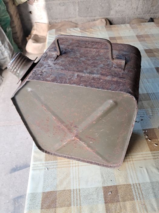 Stary wojskowy karnister na nafte ,paliwo