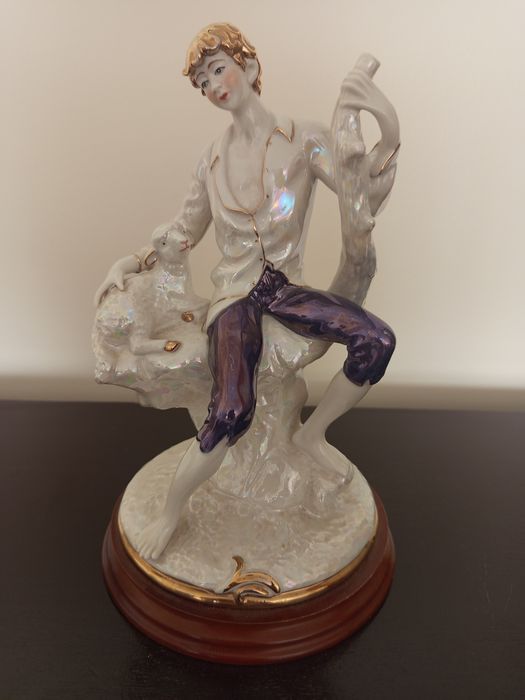 Estatueta com 0,28cm em ótimo estado