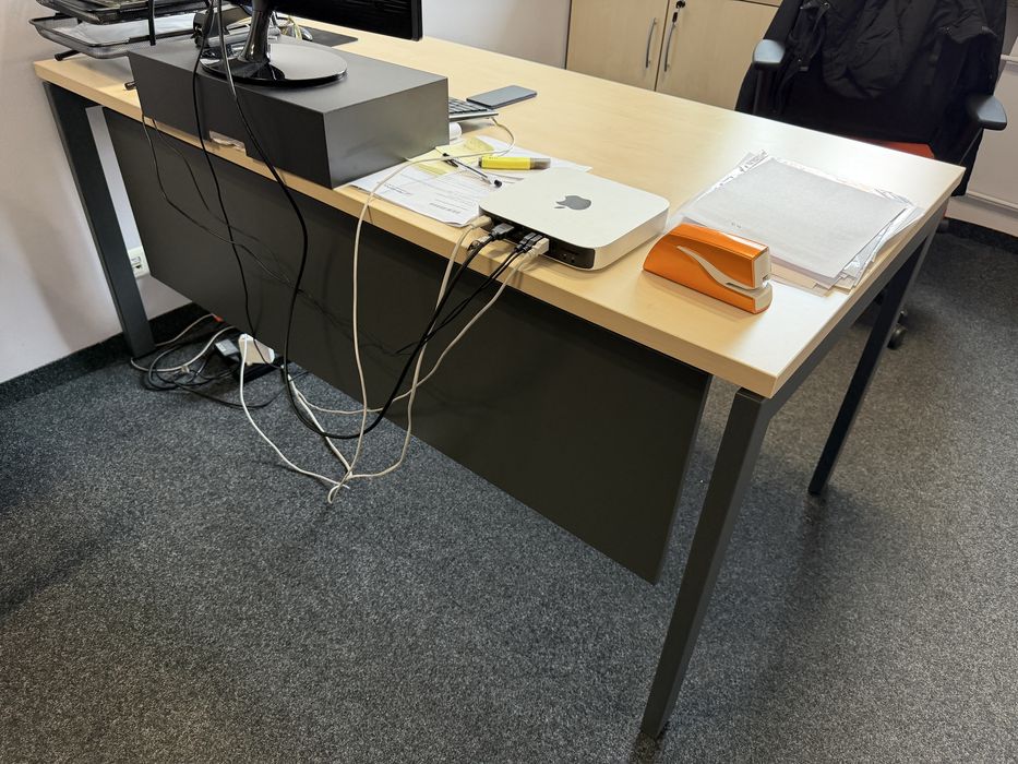 Zestaw mebli biurowych