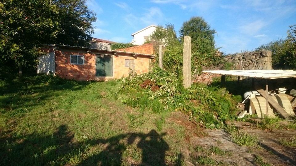 Moradia para reconstrução e Quinta com barracão, canastro e poço.
