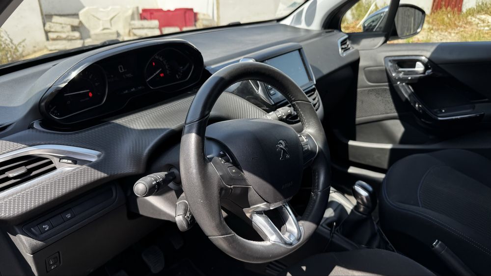 Peugeot 208 muito novo