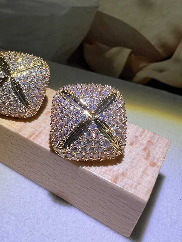 Brinco Dourado Intemporal | Microzircônias Detalhe Central | Ouro 18k