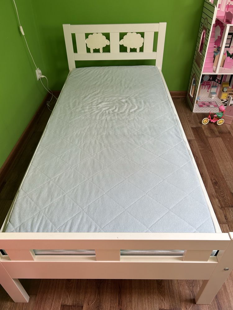 Łóżko Ikea Kritter z listwą ochronną i materacem.