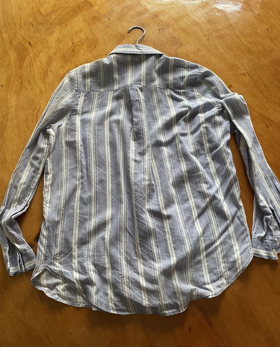 Camisa riscas azuis e brancas