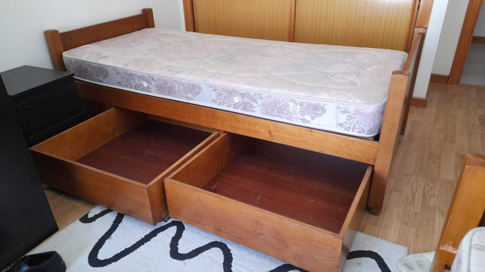 Cama com 2 gavetas em madeira maciça e colchão