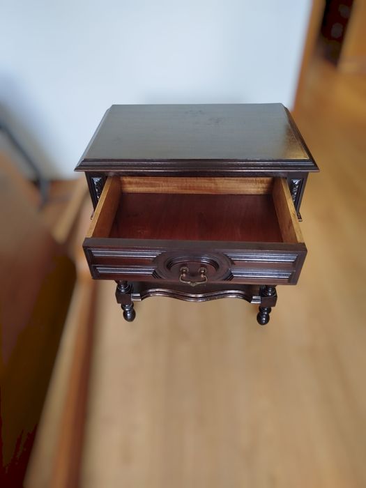Móvel/mesa cabeceiral em madeira Cerejeira