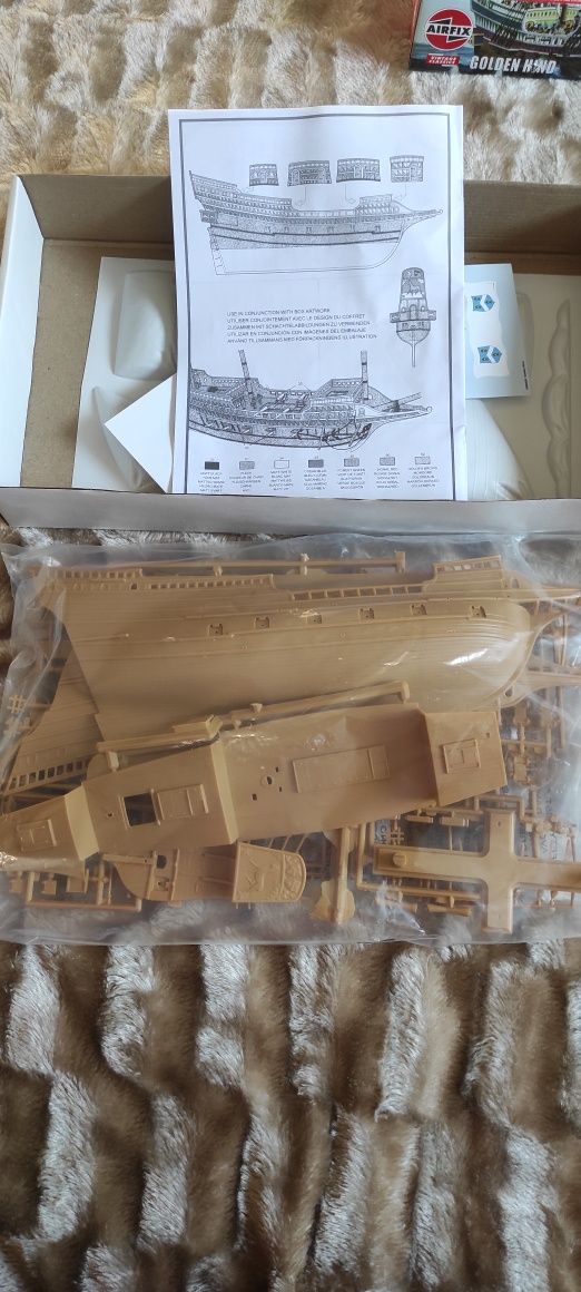 Збірні моделі Airfix 09256v галеон Васа та Airfix А09258v Colden Hind.