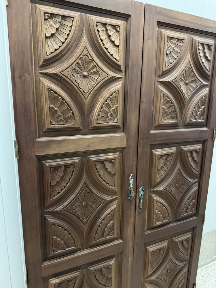 Antigas portas de madeira para decoracāo