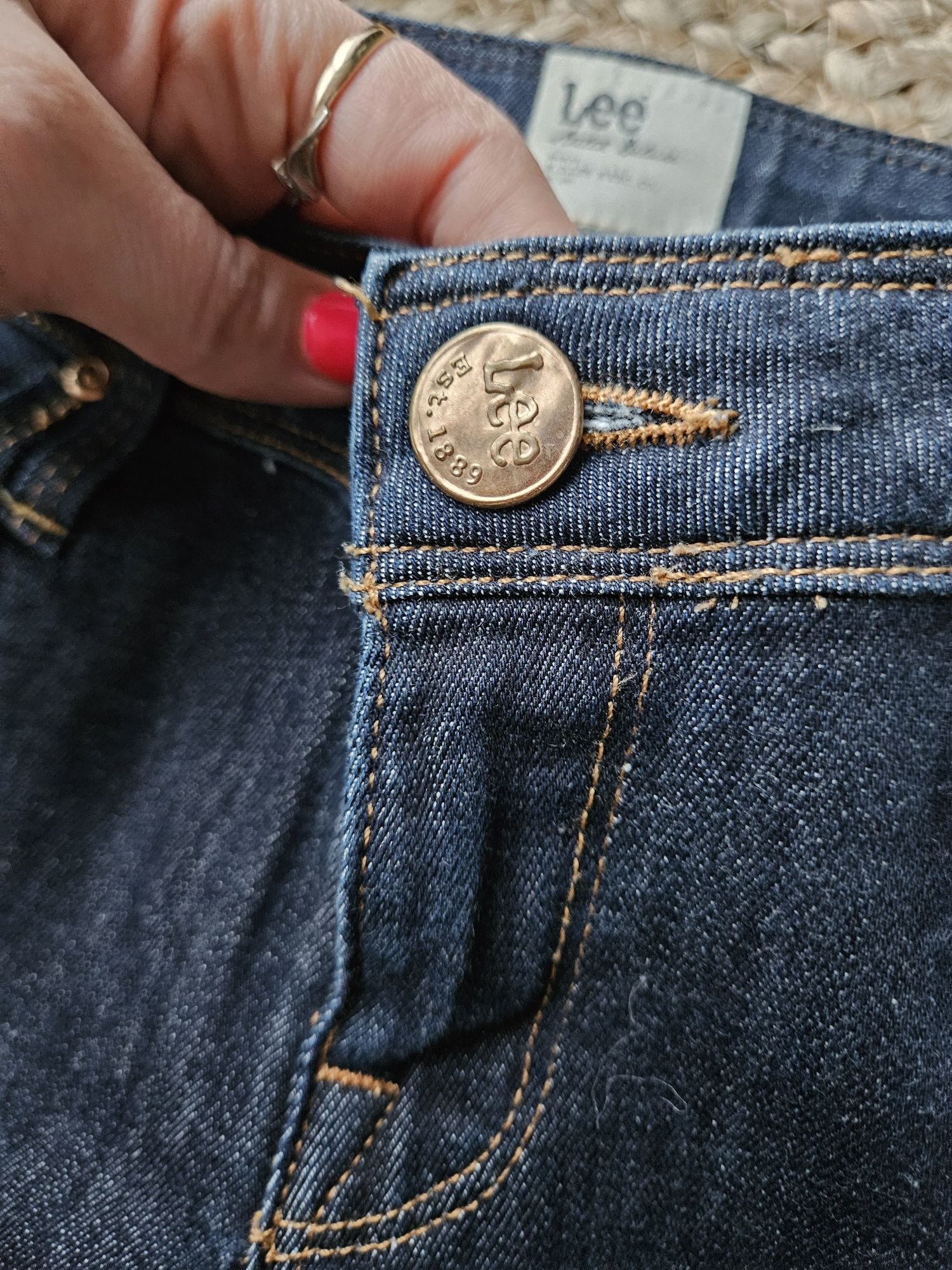 Klasyczne, proste jeansy damskie LEE – ciemny denim, idealne dopaso