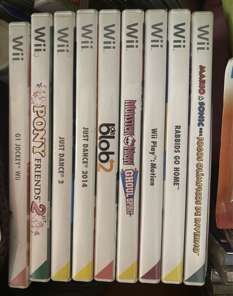 Wii com 2 comandos acessorios muitos jogos