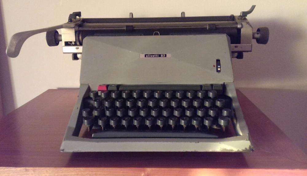 Máquina de Escrever Olivetti 82