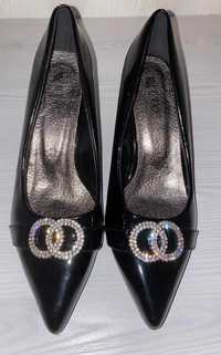 Czarne buty szpilki błyszczące mieniące lakierki z ozdobnymi kółkami
