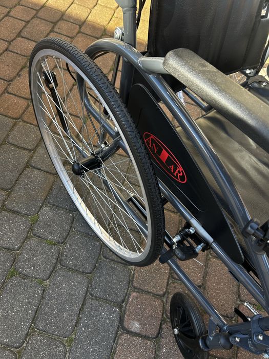 Wózek inwalidzki z funkcją rozkładania na płasko