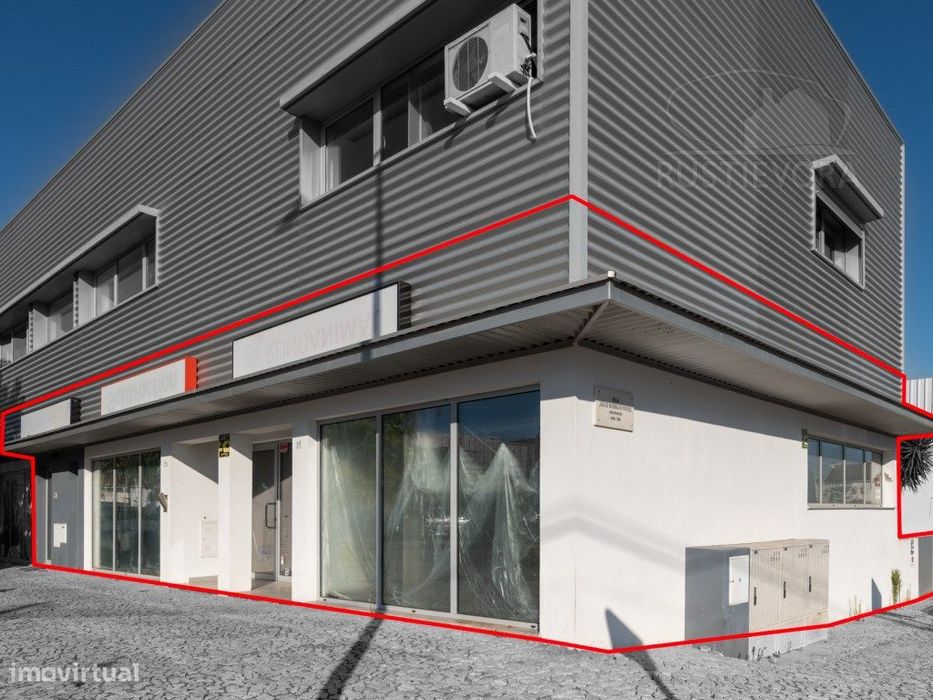 Espaço Comercial de rés-do-chão com cave