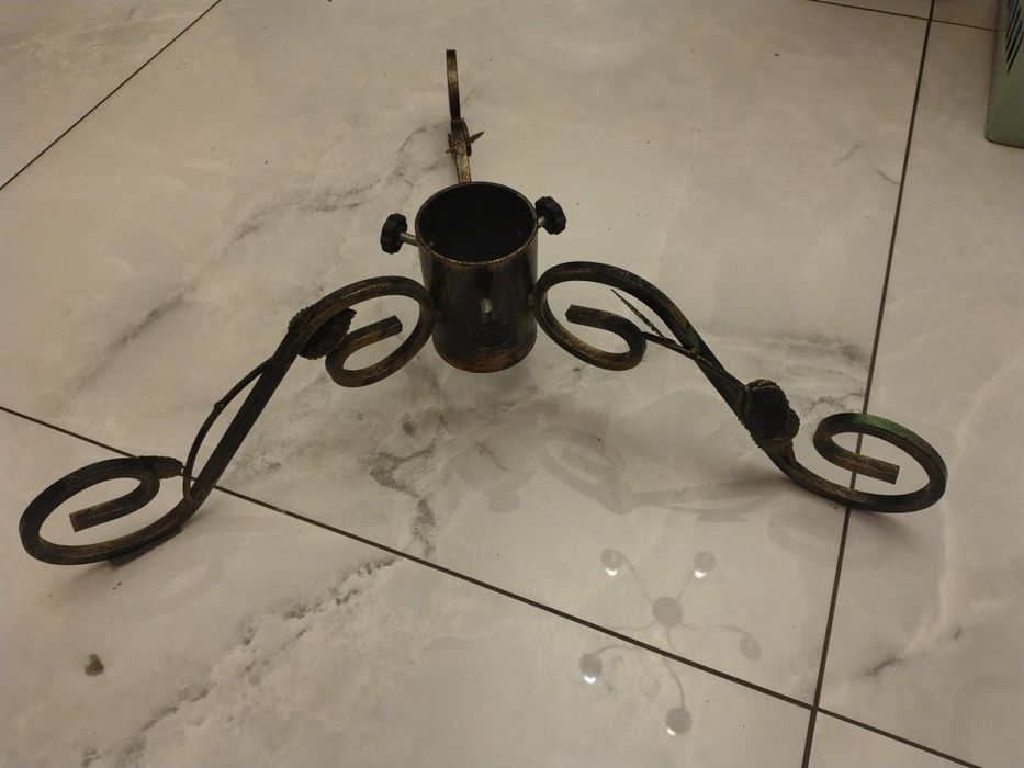 Metalowy solidy stojak pod choinkę