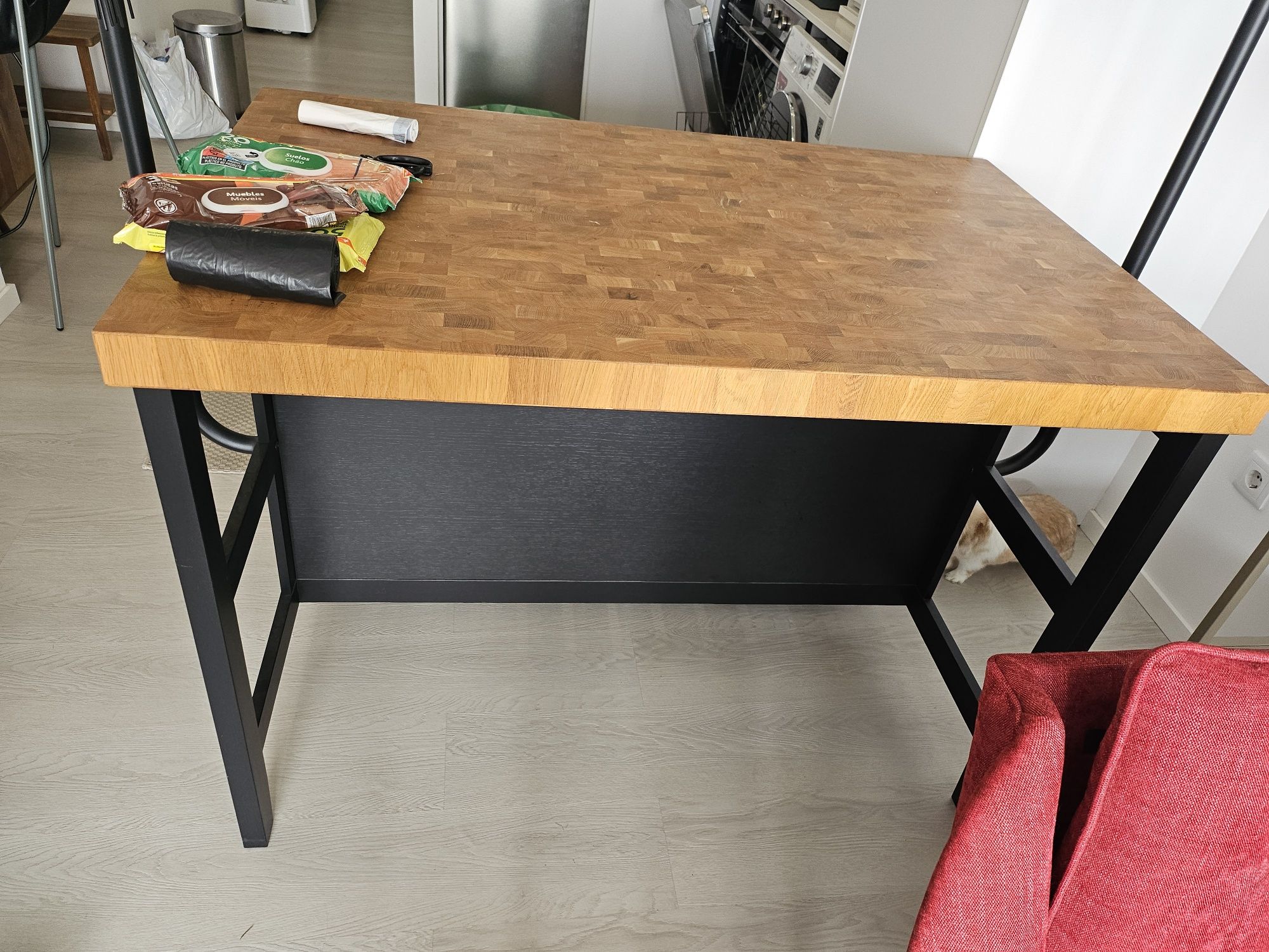 Ilha ikea preta com acessórios