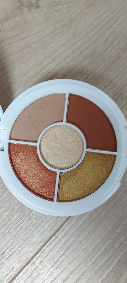 Sprzedam paletkę cieni do powiek Makeup Revolution Donuts