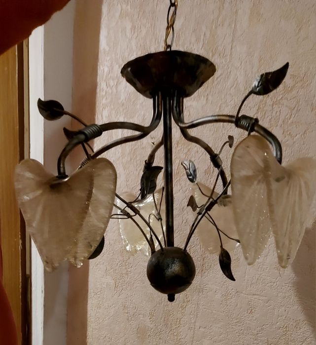 Люстра б/у металлическая с галогенной лампочкой