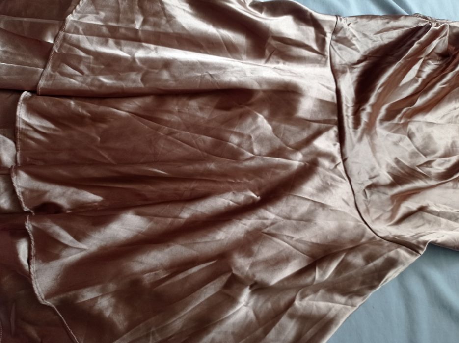 Жіноча сукня золотого кольору святкова