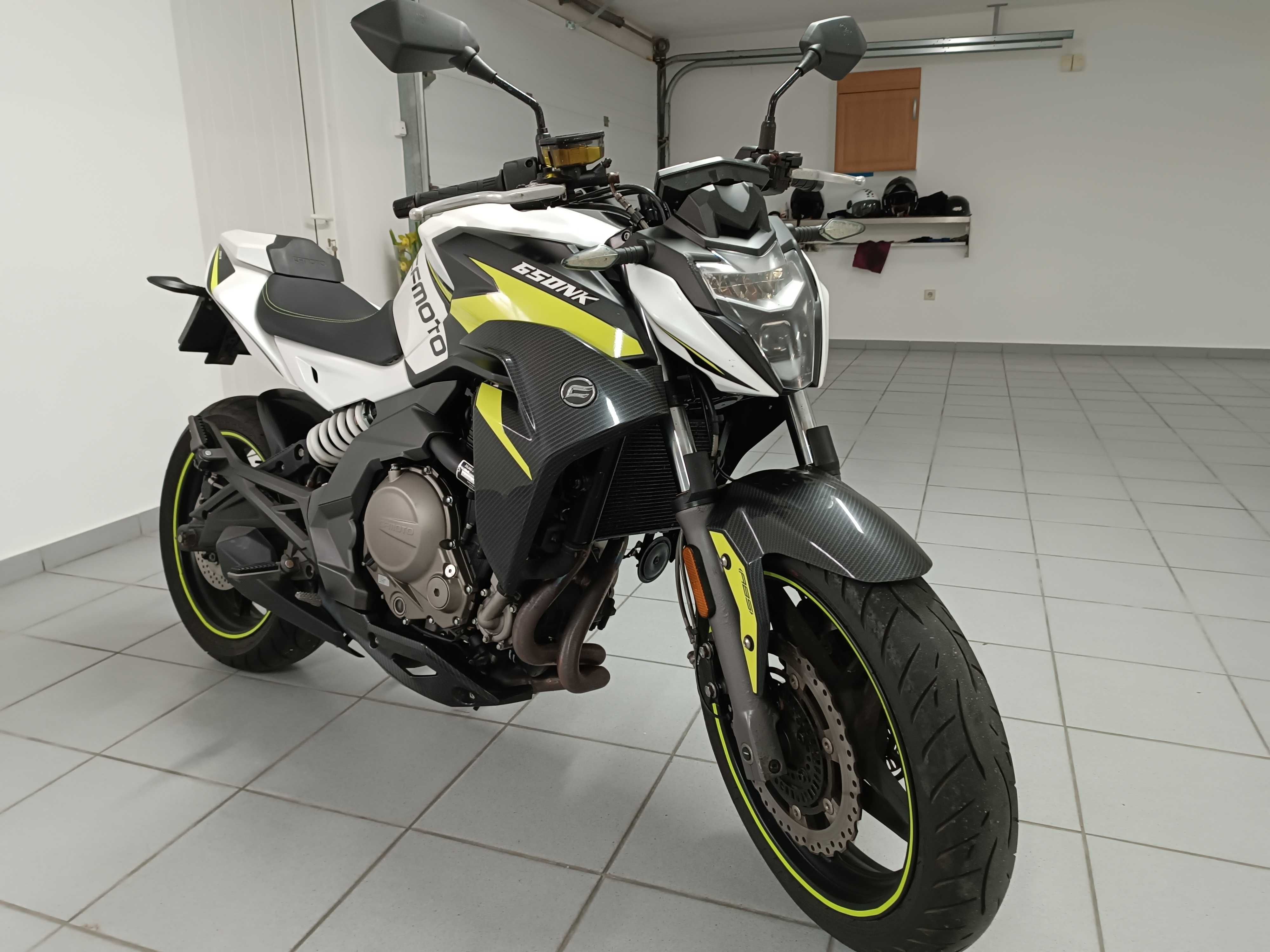 CFMoto 650 NK ABS de 2019 com 7800km.