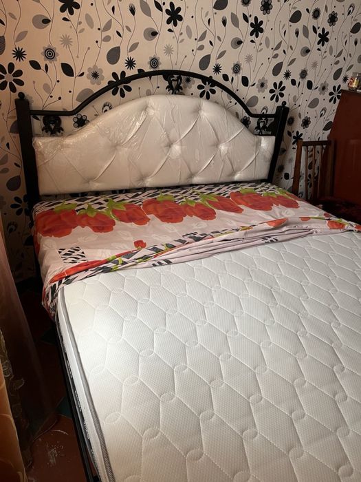 Кровать с матрасом