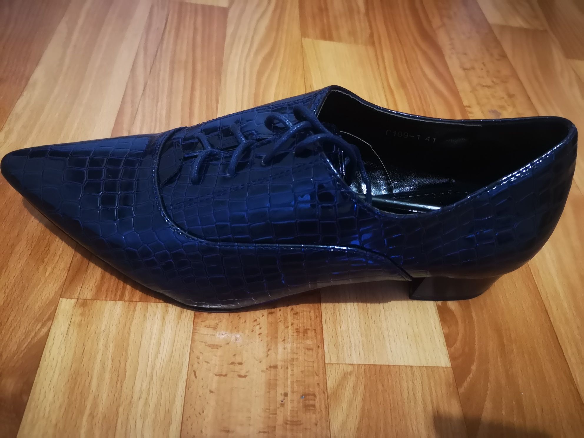 Новые красивые туфли под тиснение питона