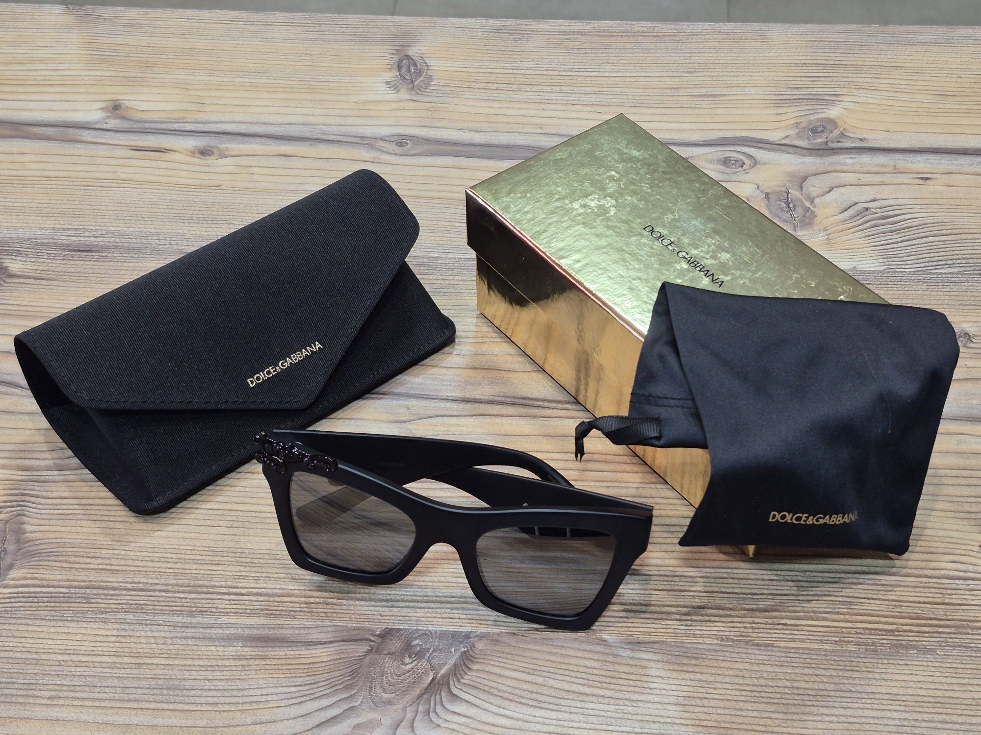 Matowe czarne, ekstrawaganckie okulary przeciwsłoneczne DG 4434 od D&G