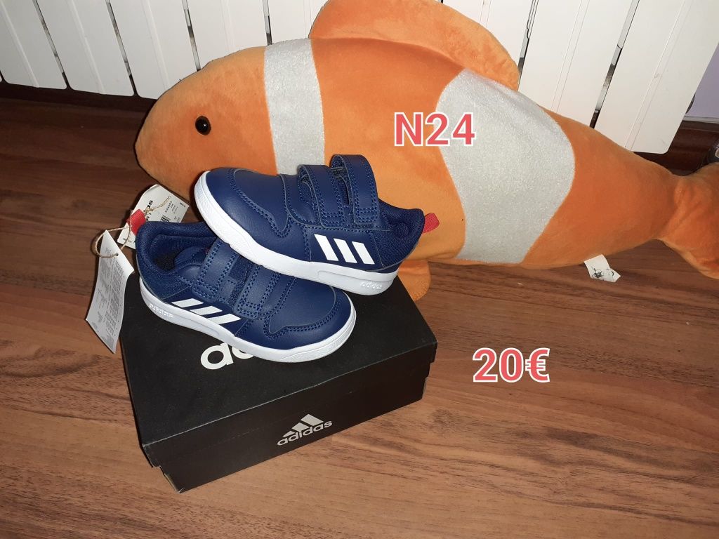 Sapatilhas Adidas para criança N. 24 - novas