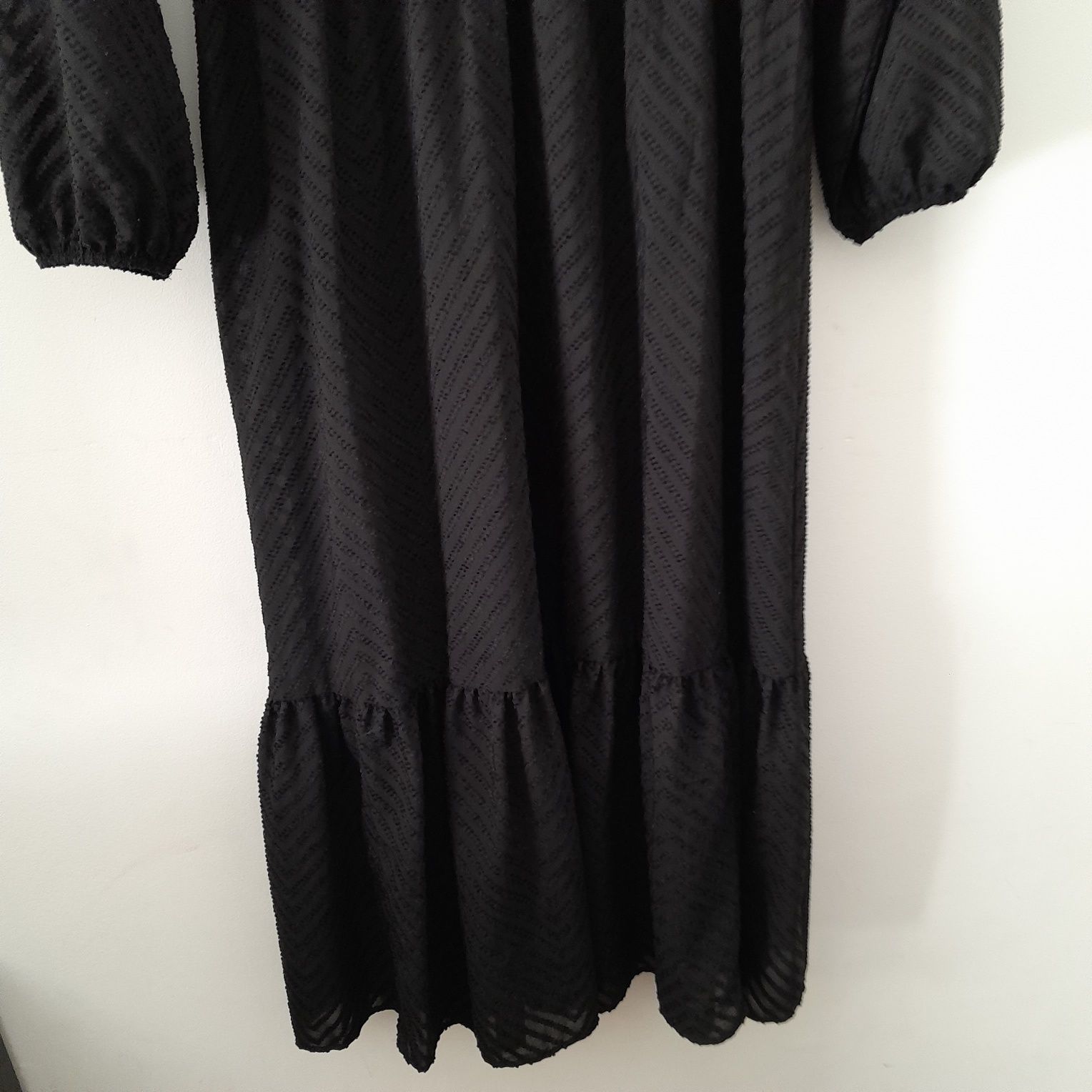 Zara, sukienka midi z falbaną z tkaniny plumeti, S