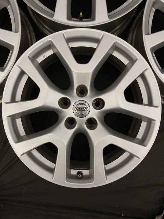 Диски R18 5x114.3 Et40 7J. Nissan Rogue X-trail Qashqai Juke Altima