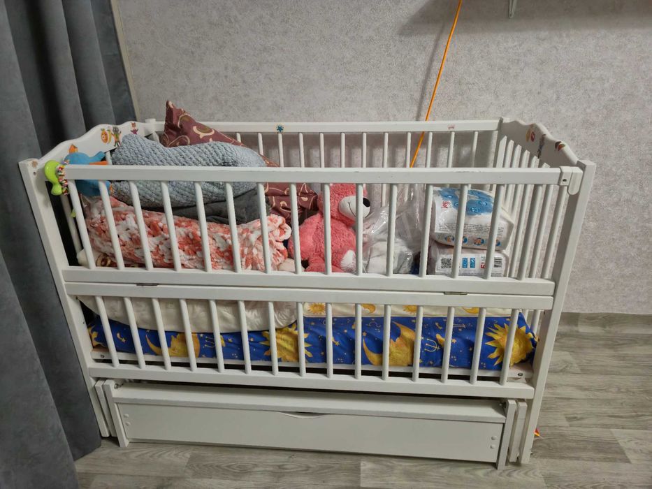 Дитяча кроватка біла з маятником та матрасом