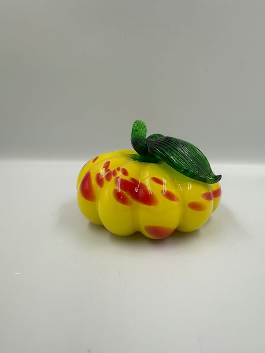 Szklana dynia dekoracyjna – żółto-czerwona z zielonym liściem