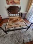 Cama de casal 185x140  + mesa de cabeceira em bom estado