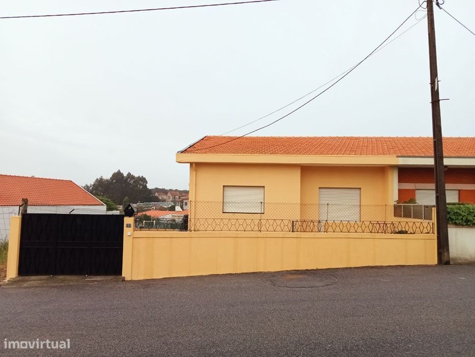 Moradia T3 RENOVADA com garagem e anexos