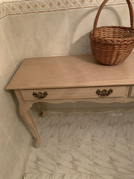 Mesa aparador com duas gavetas . Madeira clara