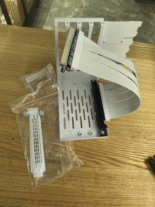 Тримач для вертикального встановлення відеокарти